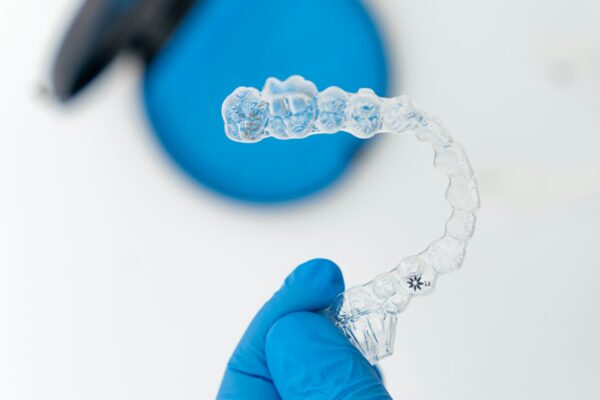 横浜の矯正歯科が解説。インビザラインって本当に目立たないの？ よくある疑問10選